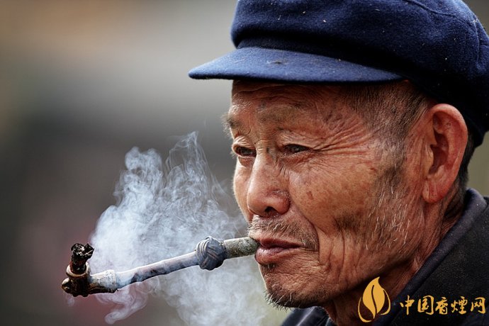 旱煙和煙卷哪個(gè)危害大，旱煙袋很有講究