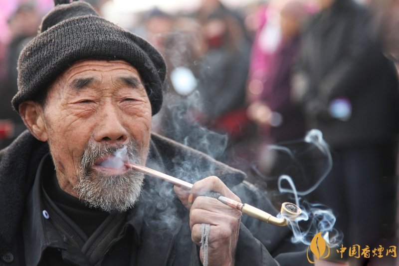 旱煙和煙卷哪個(gè)危害大，旱煙袋很有講究
