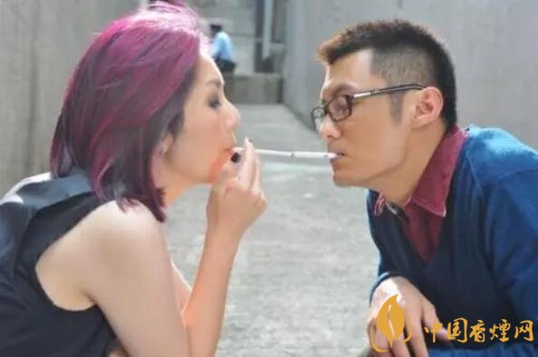 香煙夾耳朵上是怎么來的，耳夾煙是男人的專利